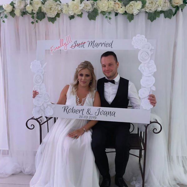okvir just married za vjenčanje s cvijećem okvir just married za vjenčanje s cvijećem