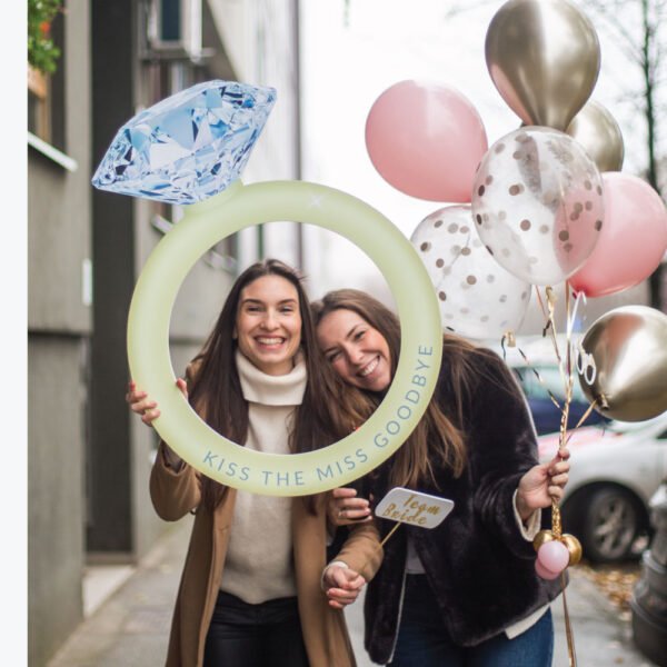 cure s prsten okvirom na ulici idu na djevojacku zabavu cure s prsten okvirom na ulici idu na djevojacku zabavu