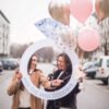 cure se fotkaju s prsten okvirom za djevojacku na ulici