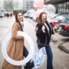 cure se fotkaju s prsten okvirom za djevojacku na ulici u hodu