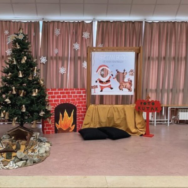 bozicni foto kutak u skoli, djed i sob okvir s otvorima za lica bozicni foto kutak u skoli, djed i sob okvir s otvorima za lica
